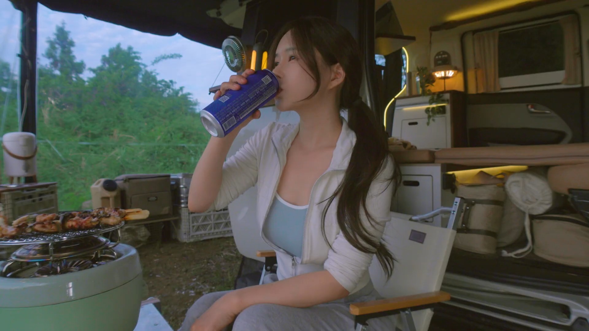 重庆高温天气持续 大熊猫洗冰水浴防暑降温